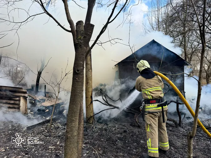 У Луцькому районі через ігри з вогнем до тла згоріла будівля