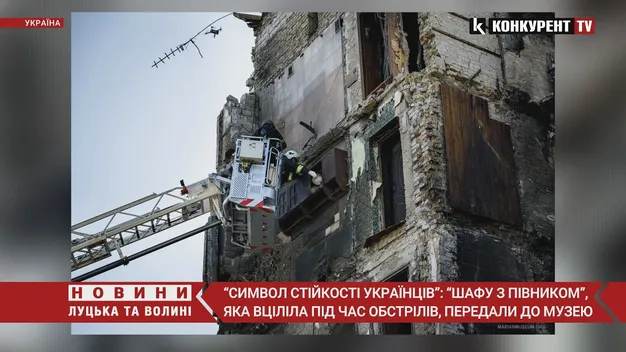 Вцілілу під обстрілами Бородянки кухонну шафку з півником передали музею (фото, відео)