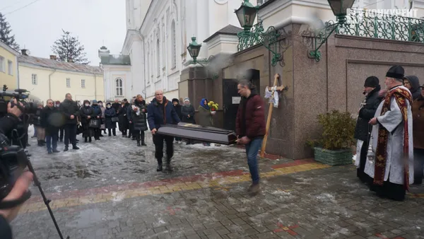 Прожив гідне життя: як Луцьк попрощався з митцем Миколою Голованем (фото, відео)