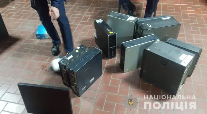 У Луцьку прикрили незаконний гральний заклад: довелося залучати рятувальників (фото)