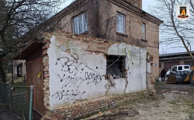 У Луцьку муніципали розвалили нічийну халупу в Старому місті (фото)