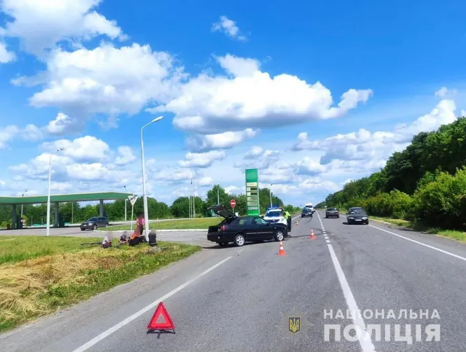 На Волині біля АЗС зіткнулися легковики – постраждали двоє жінок (фото, відео)