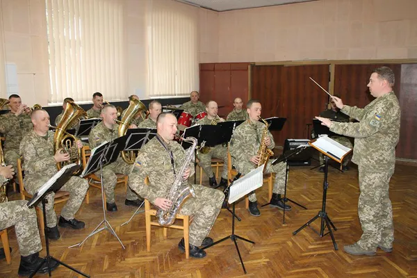 «20 чоловік повинні звучати, як одне ціле», - начальник оркестру Луцького прикордонного загону