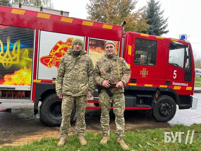 На Волині військові та рятувальники витягнули з пожежі трьох людей (фото, відео)