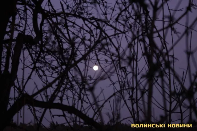 Якою на Волині побачили Суперповню або Рожевий Місяць (фото)