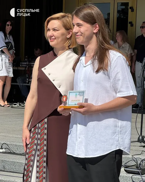 У центрі Луцька понад 300 випускників-відмінників отримали свідоцтва з відзнаками(фото)