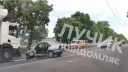 У Луцьку – аварія на Львівській: вантажівка зім'яла легковик (відео)