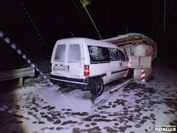 На трасі Київ – Ковель – Ягодин авто протаранило блокпост – четверо травмованих (фото)