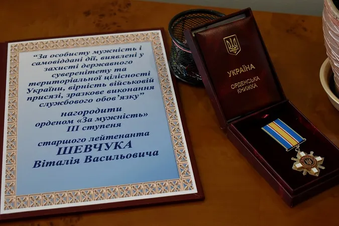 Дружині загиблого воїна з Волині передали його прижиттєву нагороду (фото)