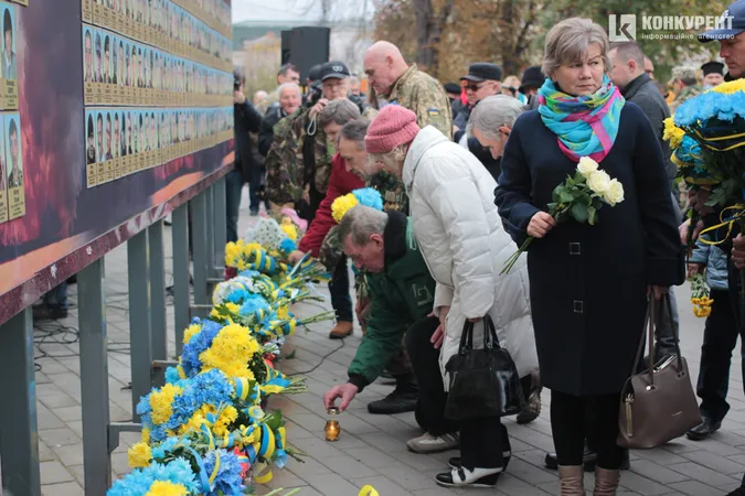 У Луцьку поклали квіти до стели загиблим захисникам України (фото, відео)