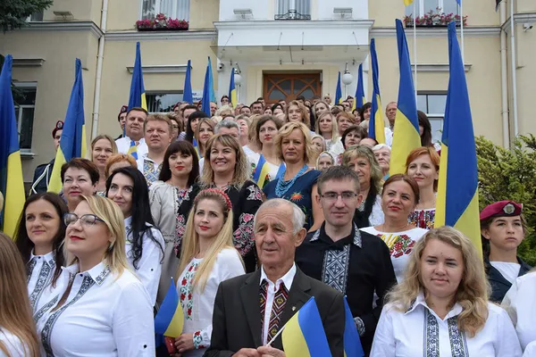 Facebook у синьо-жовтих стягах: волиняни вітають з Днем Державного Прапора (фото)