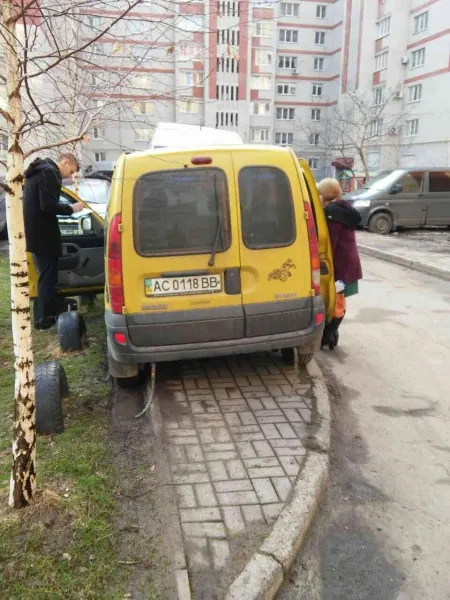 Луцькі муніципали «полюють» на порушників правил паркування (фото)