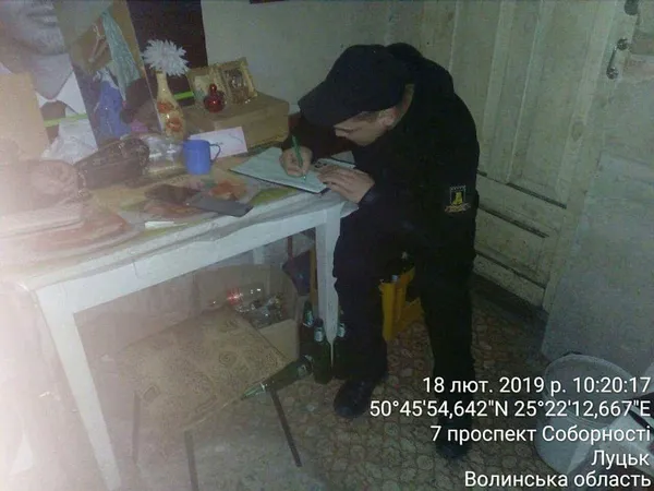 У Луцьку накрили алкогольну «точку»: обмінювали порожні пляшки на повні (фото)