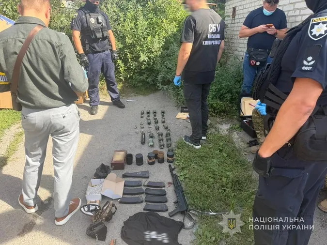 Автомат, гранати та набої: у лучанина в гаражі знайшли арсенал (фото)