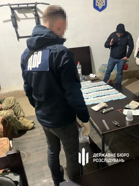 ДБР зловило на хабарі у 100 тисяч двох офіцерів ЗСУ (фото, відео)