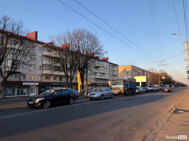 У Луцьку – ДТП: на світлофорі зіткнулися «мерседес»та вантажівка (фото)