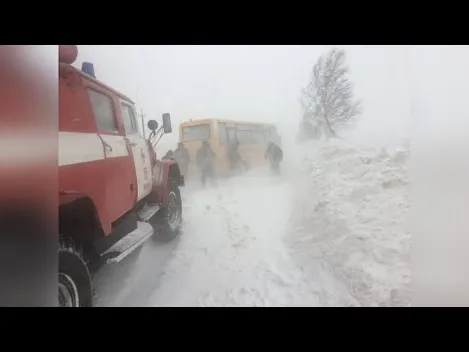 На Волині в кучугурі снігу застряг шкільний автобус (фото, відео)
