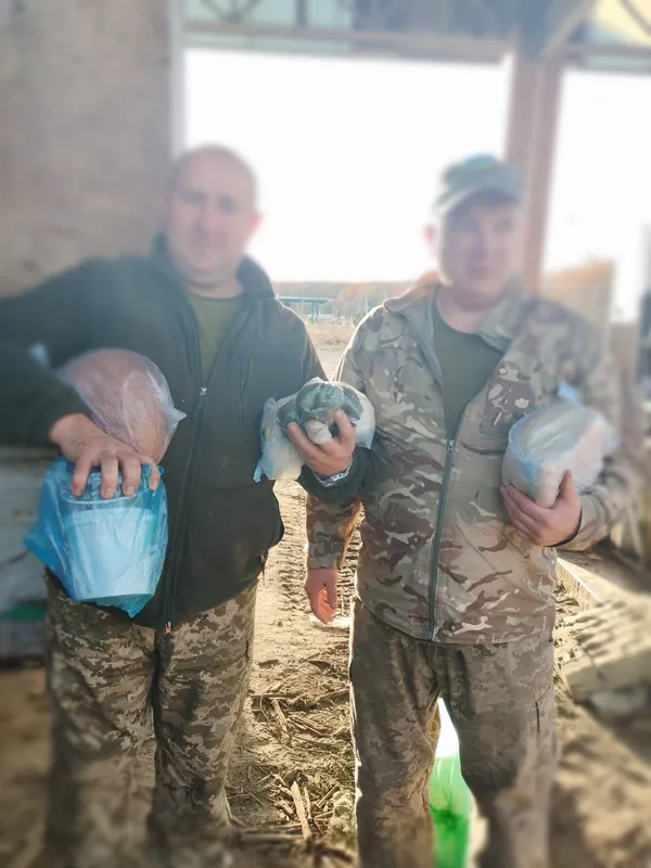 З тризубом і заряджені молитвою: на Волині волонтери печуть хліб для бійців на передовій (фото)
