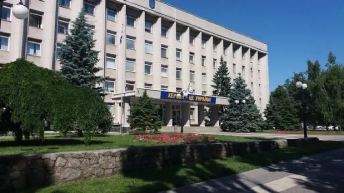 Херсон: російські окупанти зайняли будівлю міськради, мерія призупинила роботу