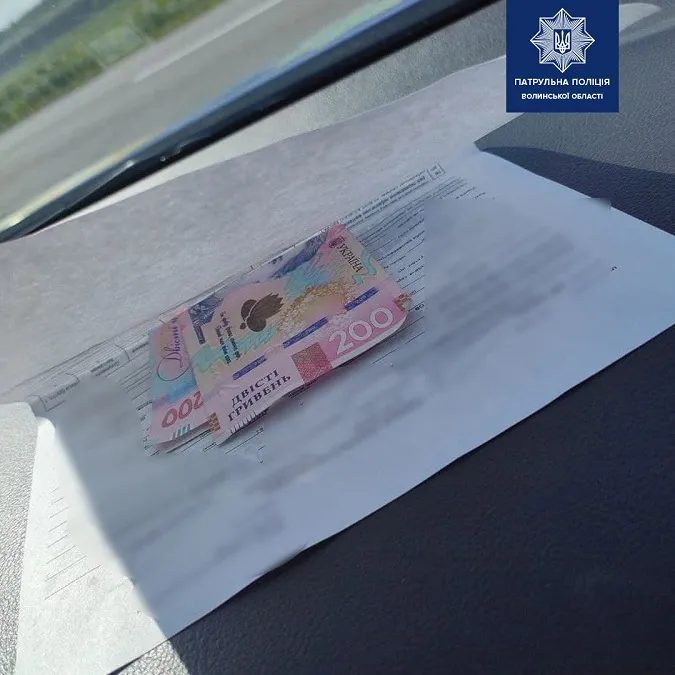 На Волині водій закинув у патрульне авто 400 гривень