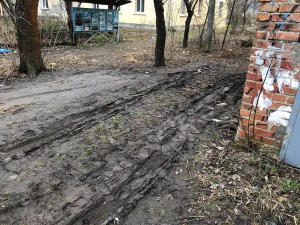 Двори у центральній частині Луцька потопають у багнюці (фото)
