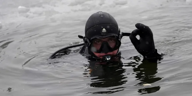 У Луцьку до рибалок на Теремнівських ставках завітали водолази (фото)
