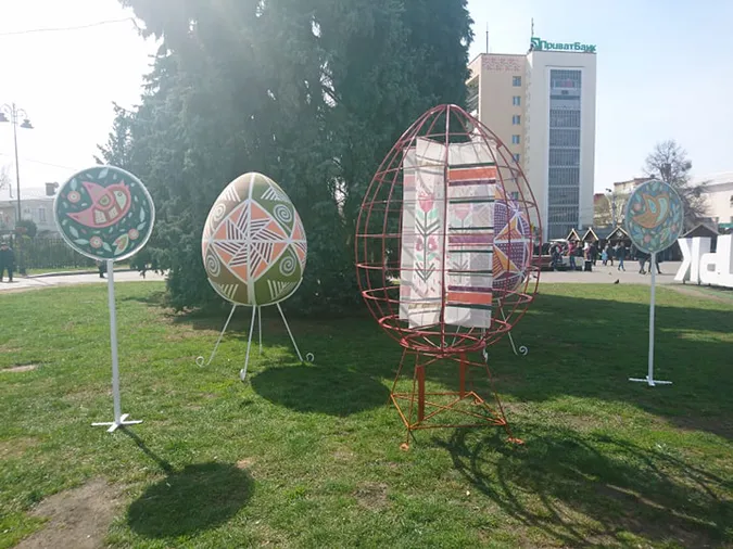 У центрі Луцька з'явилися яйця (фото)