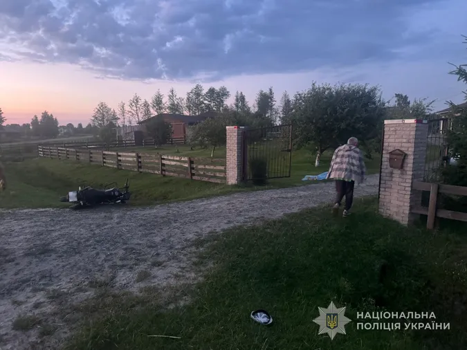 Врізався мотоциклом у комбайн і загинув: на Волині чергова смерть на дорозі (фото)
