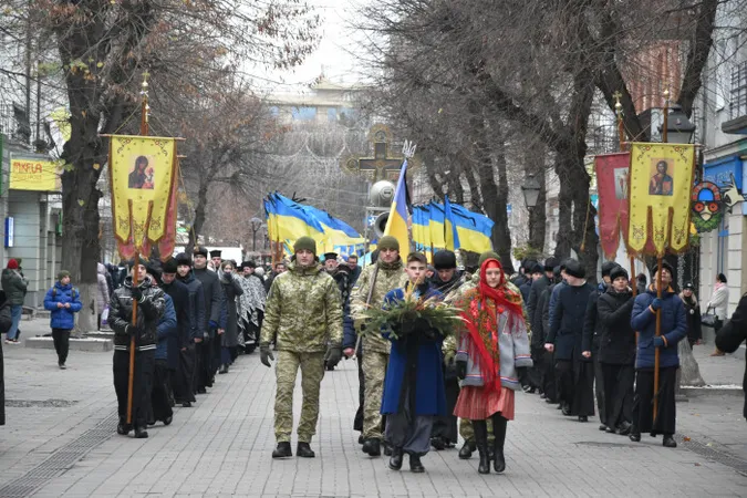 Хрест зі свічок і панахида: лучани вшанували жертв голодоморів (фото)