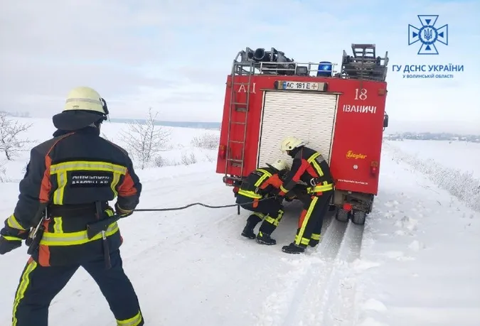 На Волині бус злетів у кювет – витягнули рятувальники (фото)