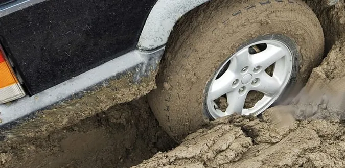 У Торчинській громаді авто з’їхало з дороги та загрузло в ґрунті