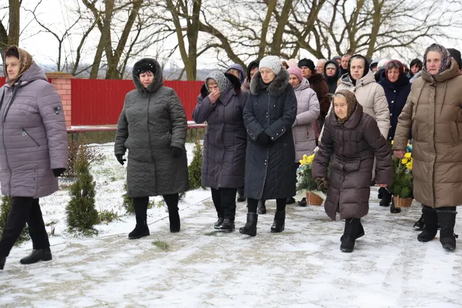 Громада на Волині попрощалася з Героєм Іваном Доценком (фото)