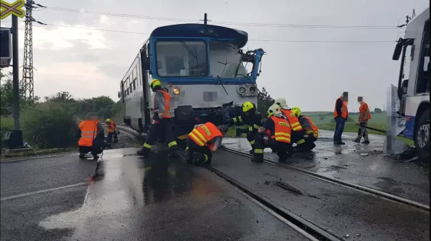 У Чехії автобус зіткнувся з потягом: є постраждалі (фото)