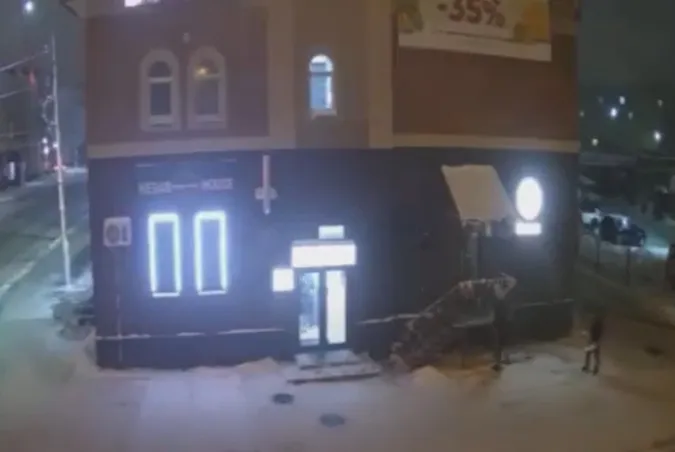 У Нововолинську невідомі поцупили з кафе новорічні прикраси (відео)