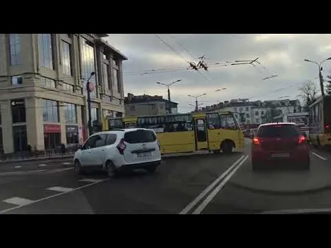 «Спіхуй звичайний»: у центрі Луцька легковик їхав, як у чистому полі (відео)
