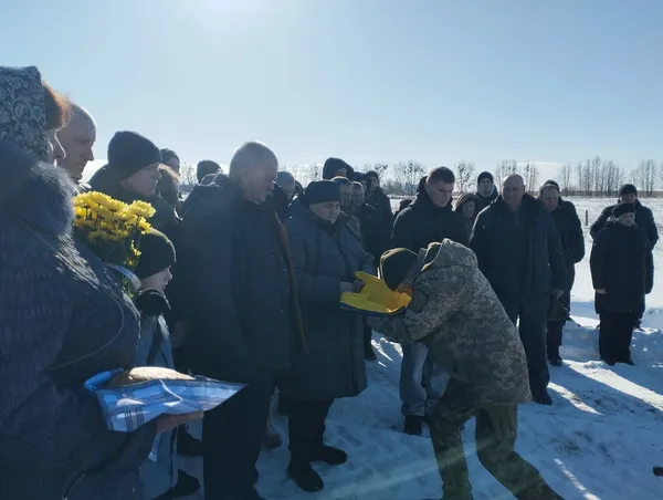 Після понад двох років невідомості у рідному селі на Волині попрощалися з воїном Романом Сидоруком (фото)