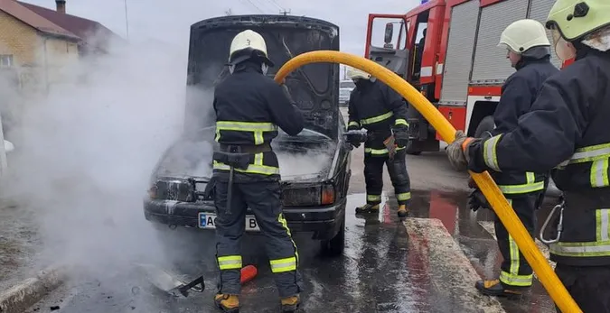 У Рожищі посеред дороги загорівся легковик (фото, відео)