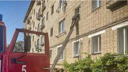 У Нововолинську зачинену в квартирі дитину визволяли рятувальники (фото)