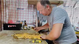 Військовий Нацгвардії з Луцька виготовляє церковні іконостаси (відео)