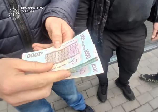 На Волині викрили посадовця, який вимагав хабар за безперешкодну торгівлю (фото)