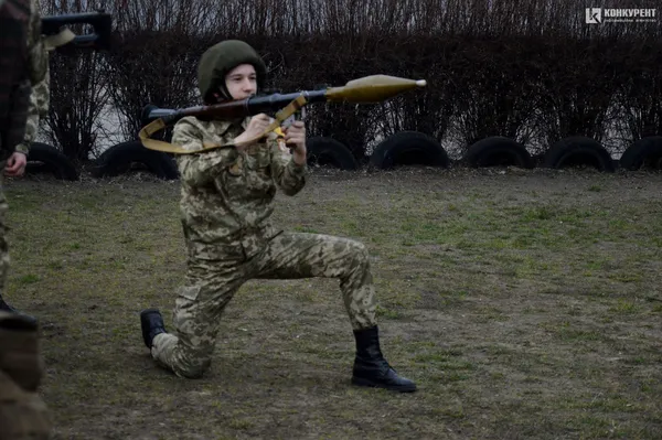 Дубинки, АК та шоломи: луцькі ліцеїсти відвідали військову частину Нацгвардії (фото)