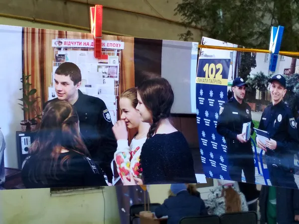 Патрульні у центрі Луцька розповідають дітям про безпечний Великдень (фото)