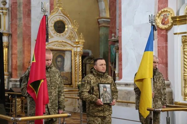 Луцька громада попрощалася із загиблим Героєм Олександром Повхом (фото)