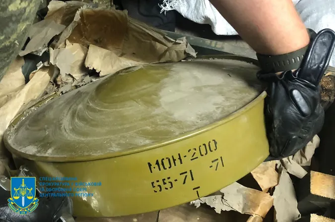 У Києві офіцер тероборони «колекціонував» міни та зброю (фото)