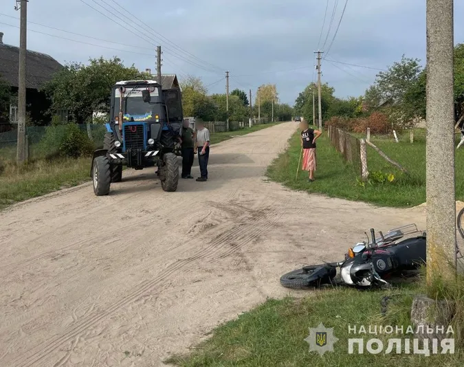 Обганяв трактор: на Волині 14-річний мотоцикліст влетів в електроопору