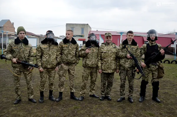 Дубинки, АК та шоломи: луцькі ліцеїсти відвідали військову частину Нацгвардії (фото)