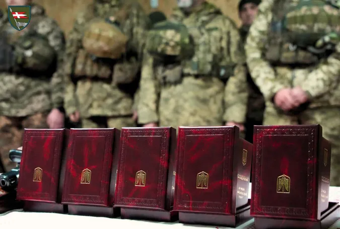 Командир 14-ї ОМБр відзначив побратимів нагородами (фото)