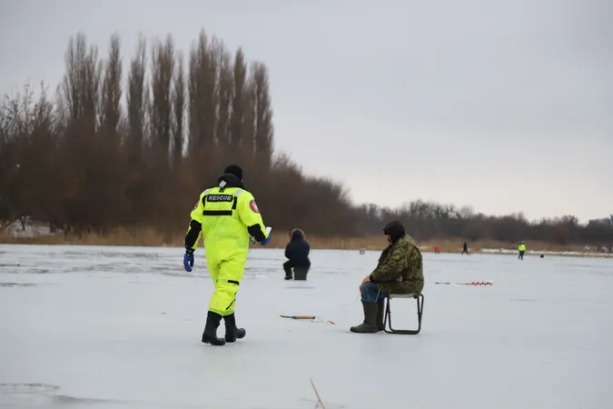 У Луцьку до рибалок на Стиру прийшли водолази (фото)