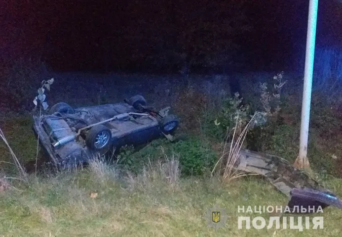 Водій та пасажир у лікарні: повідомили деталі ДТП в Чарукові (фото)