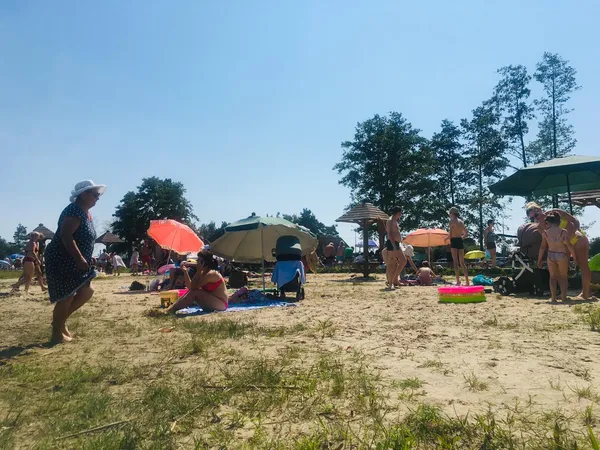 Спекотно і людно: що коїться на пляжах Світязя (відео)